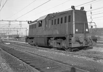 166555 Afbeelding van de diesel-electrische locomotief nr. 2015 (serie 2000) van de N.S. op het rangeerterrein ...